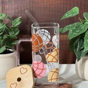 Concha y Corazones Glass Tumbler with Straw and Lid